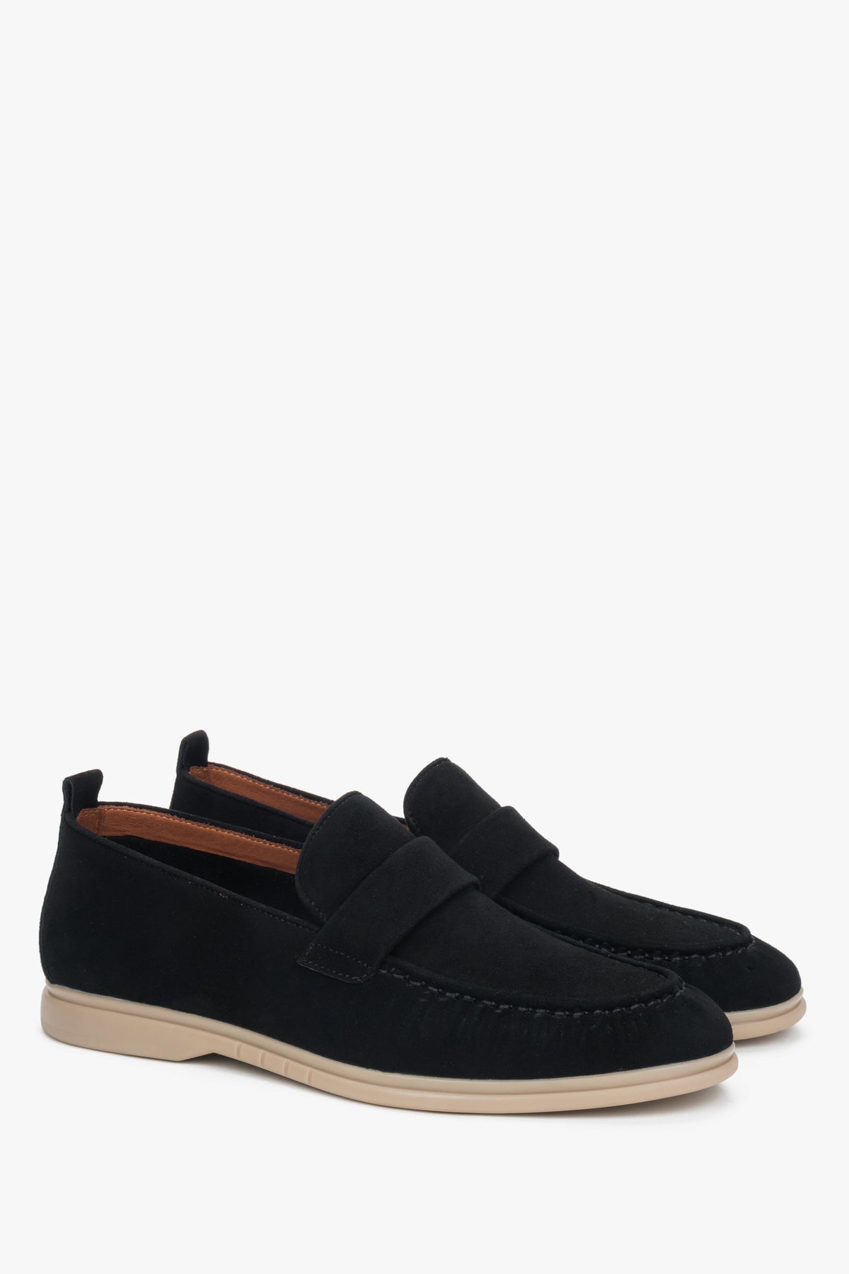 Schräge Ansicht des schwarzen Velours-Loafers mit dekorativen Raffungen.
