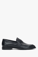 Profilansicht der klassischen schwarzen Herren-Loafer aus weichem Echtleder.