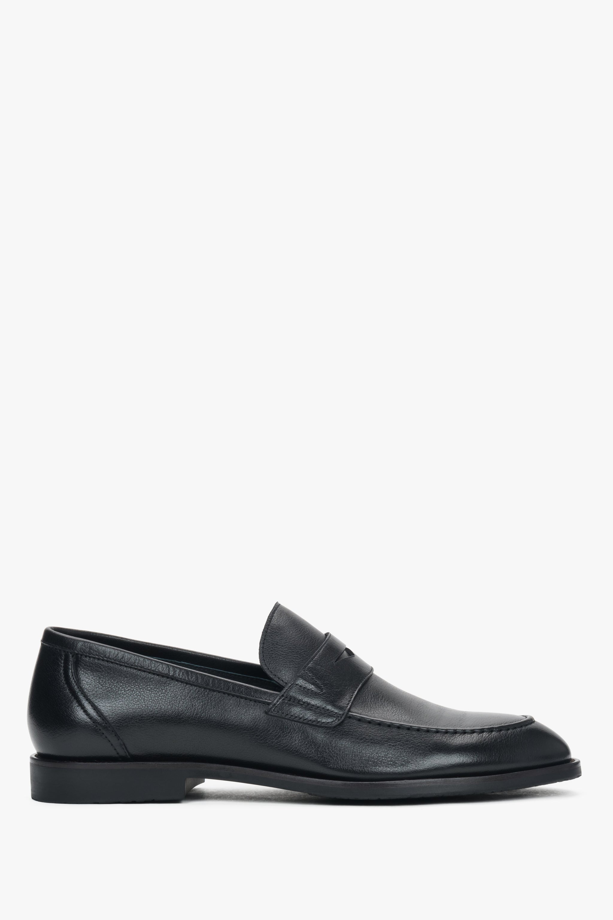 Profilansicht der klassischen schwarzen Herren-Loafer aus weichem Echtleder.
