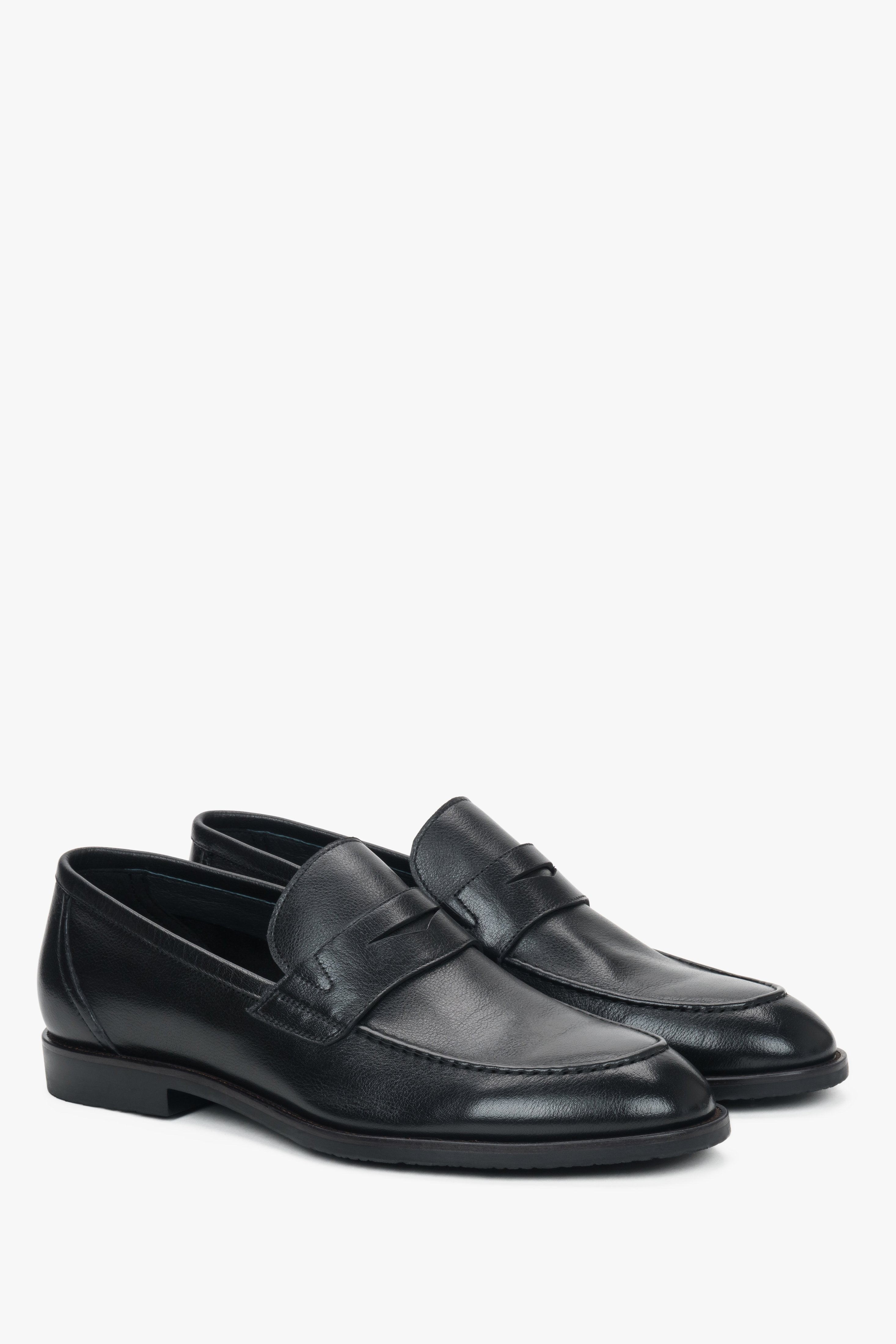 Schräge Ansicht der eleganten Herren-Loafer in Schwarz von Estro.