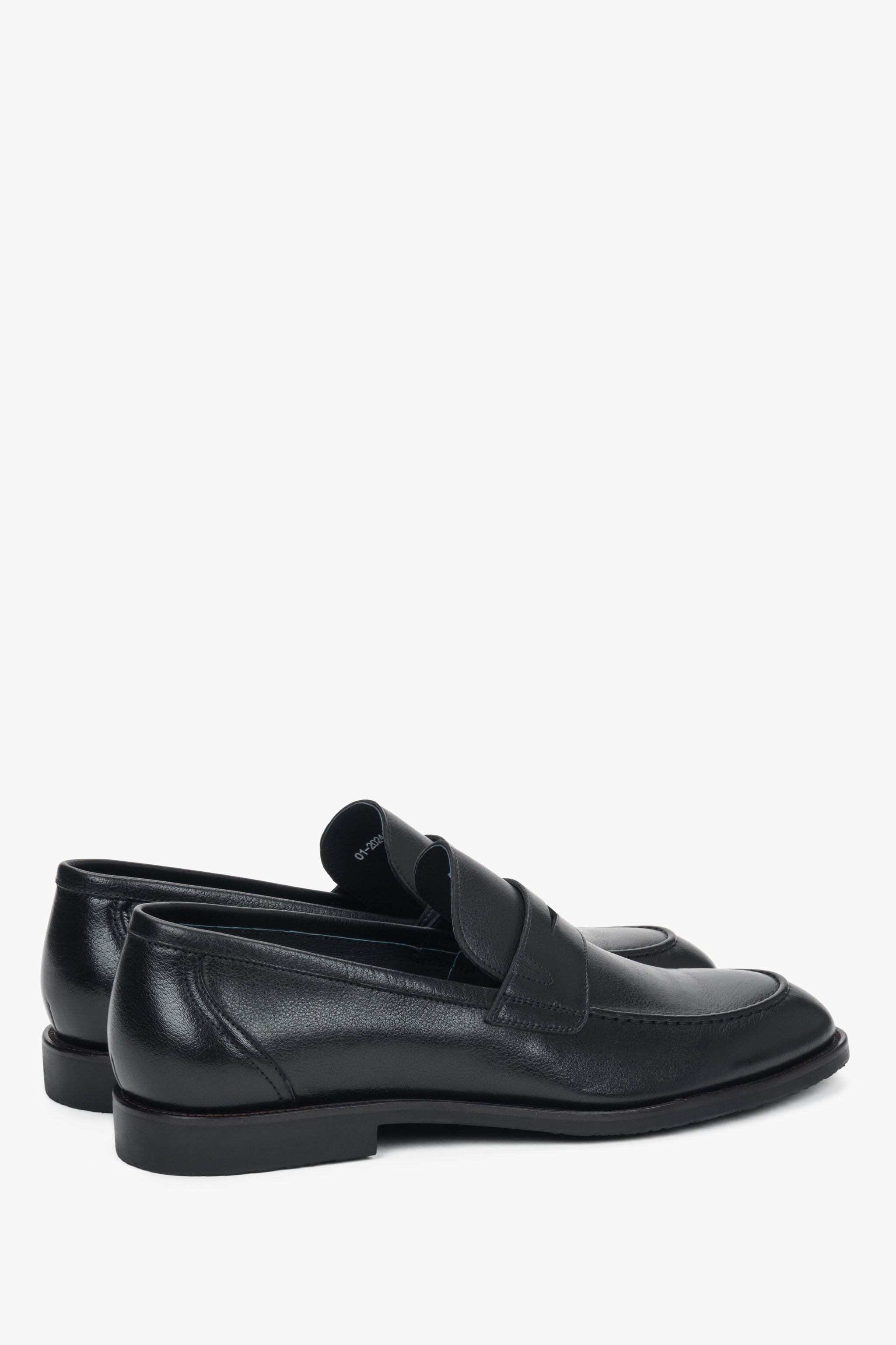 Andere schräge Ansicht des modischen Echtleder-Loafers für Herren.