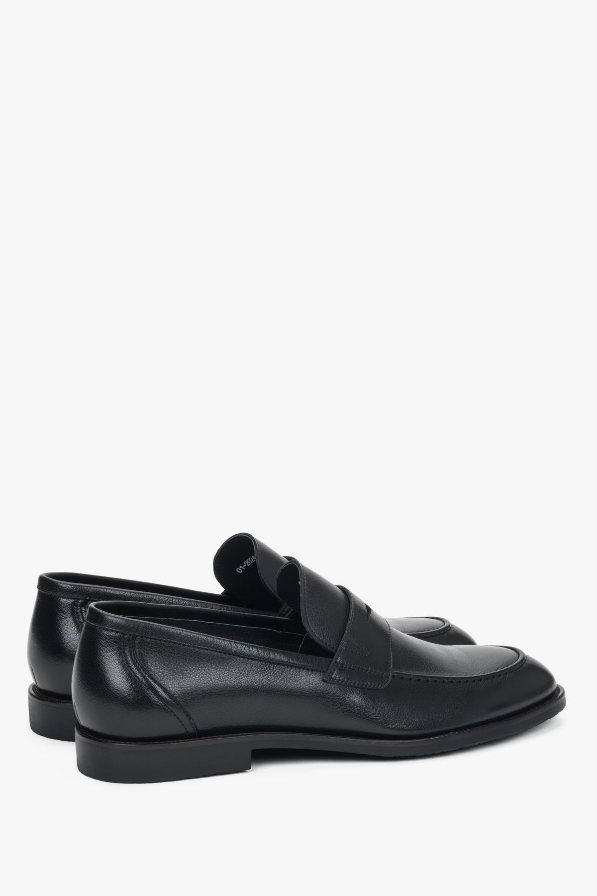 Andere schräge Ansicht des modischen Echtleder-Loafers für Herren.