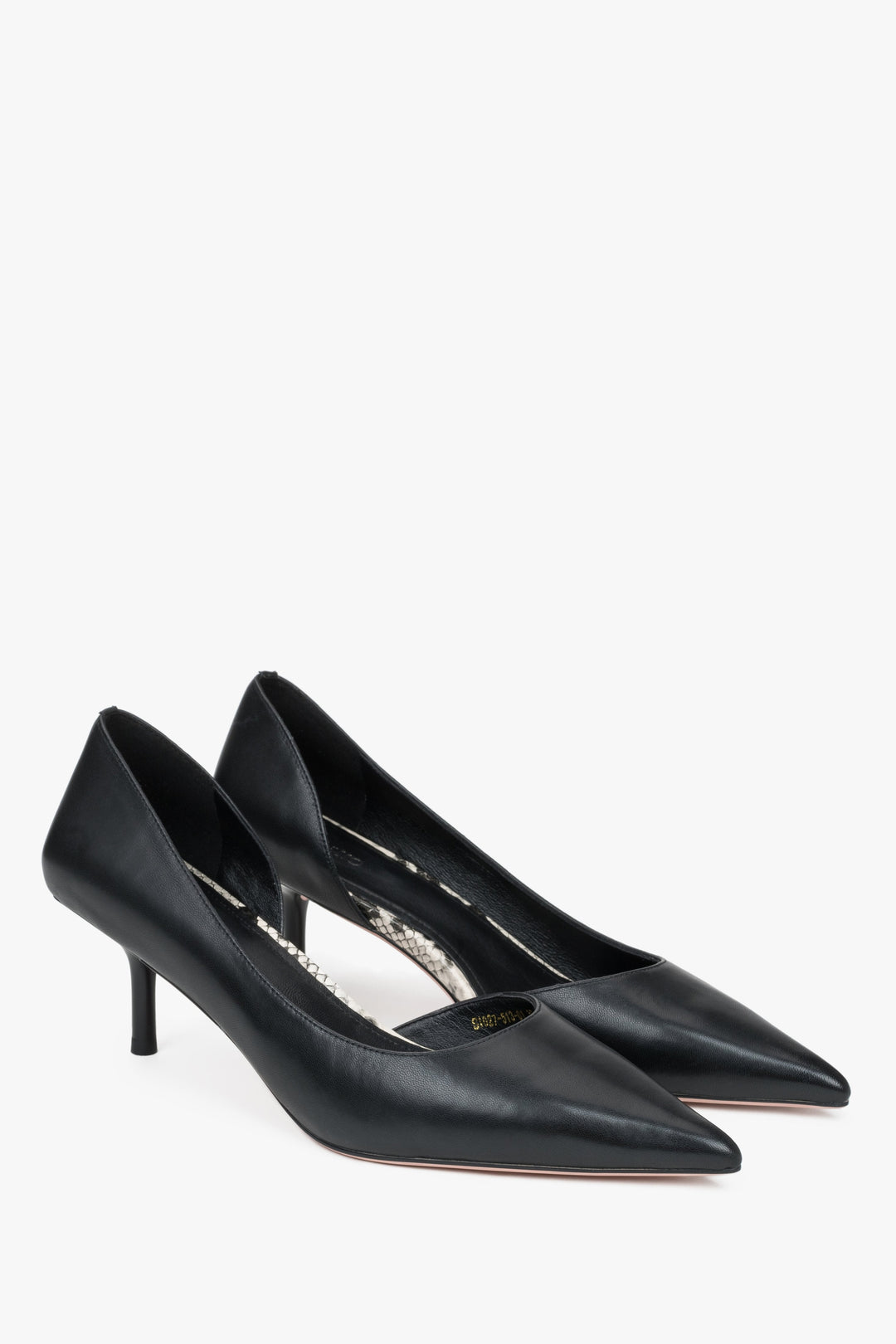 Klassische schwarze Schuhe mit niedrigem Absatz. 
