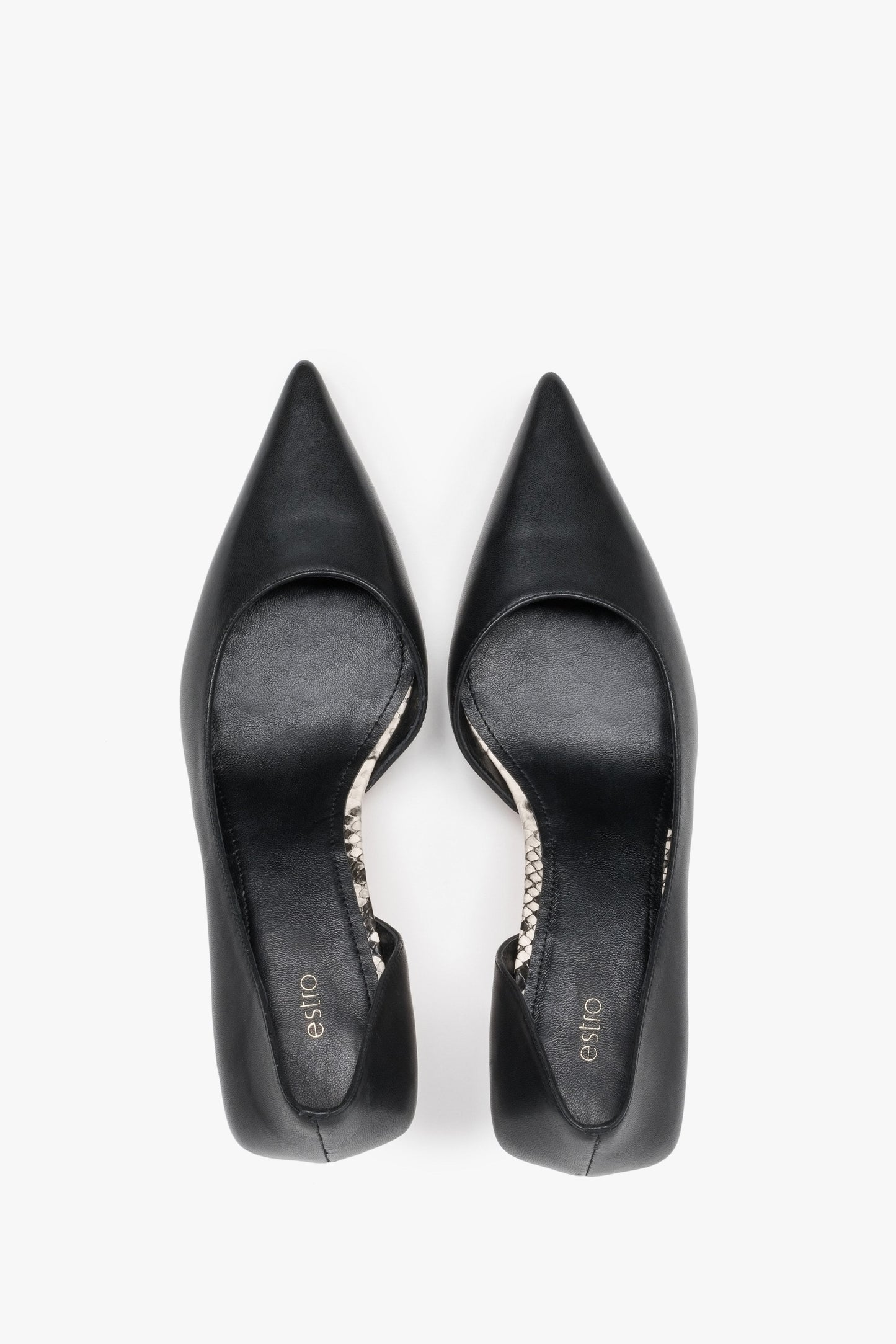 Ein Paar klassische schwarze Lederschuhe. Niedriger Absatz. Von Estro.