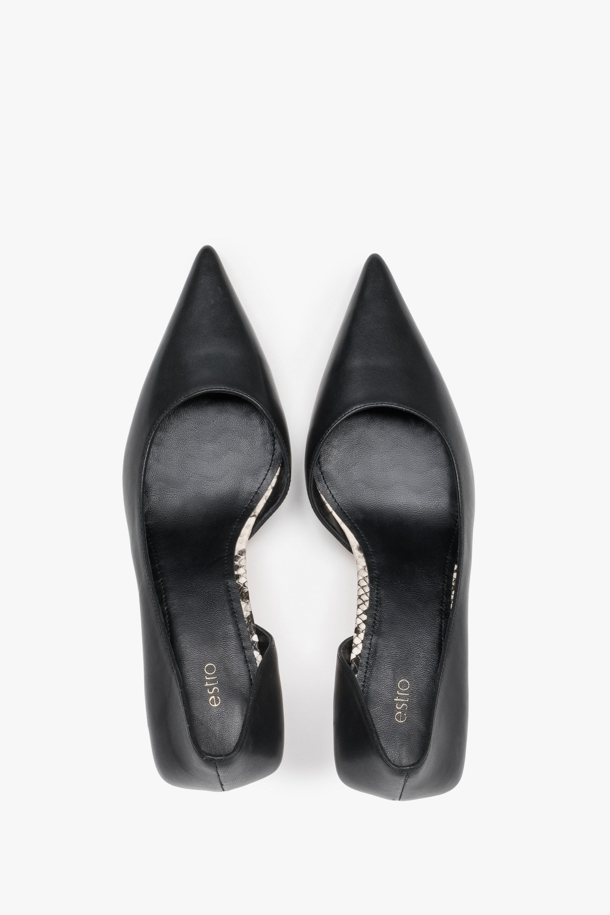 Ein Paar klassische schwarze Lederschuhe. Niedriger Absatz. Von Estro.
