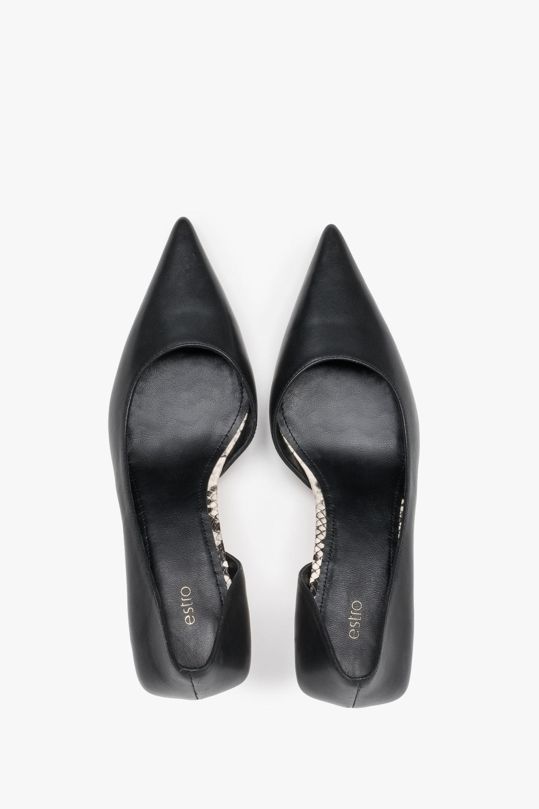 Ein Paar klassische schwarze Lederschuhe. Niedriger Absatz. Von Estro.