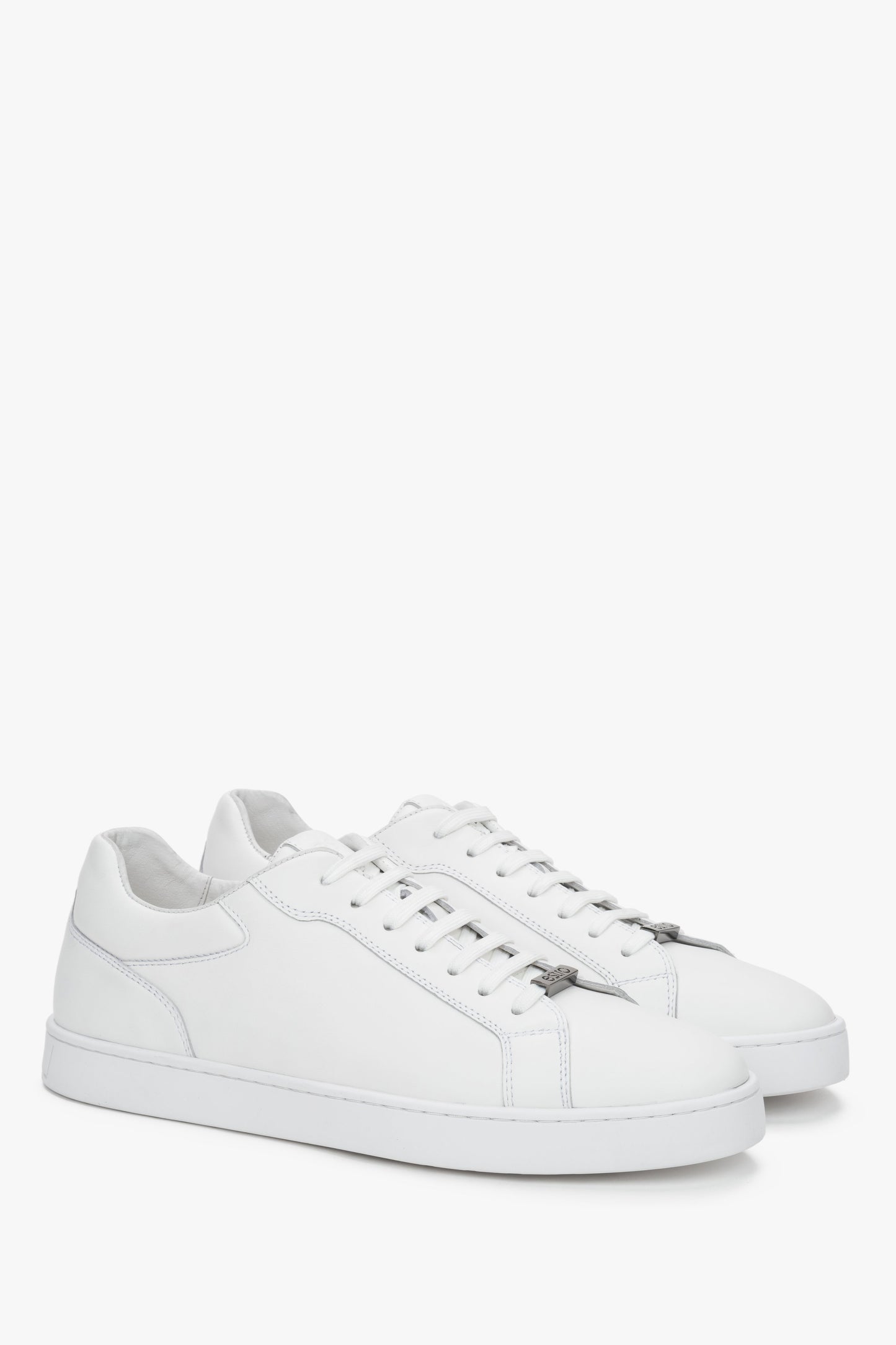  Schräge Ansicht der klassischen weißen Herren-Sneaker aus weichem Echtleder.