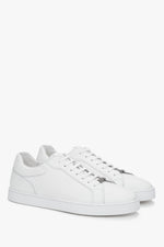  Schräge Ansicht der klassischen weißen Herren-Sneaker aus weichem Echtleder.