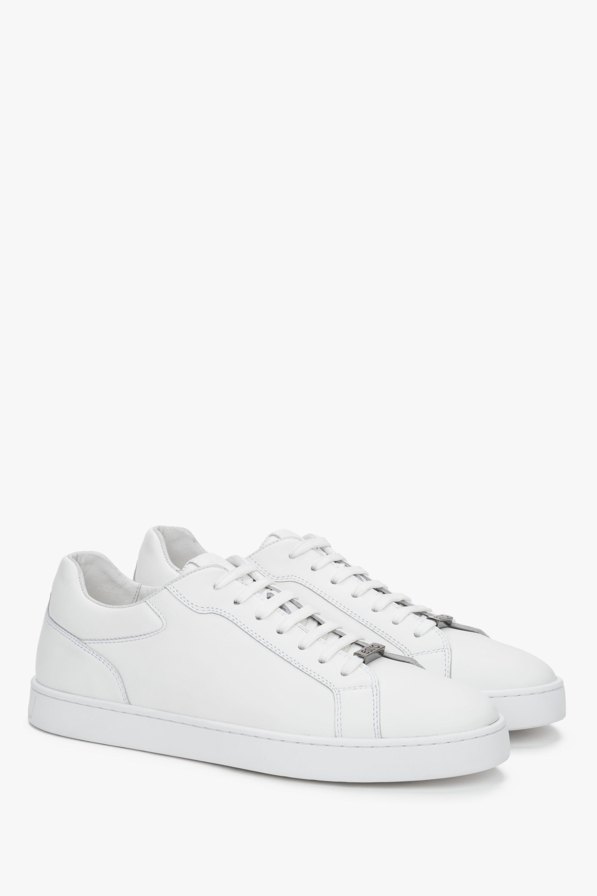  Schräge Ansicht der klassischen weißen Herren-Sneaker aus weichem Echtleder.