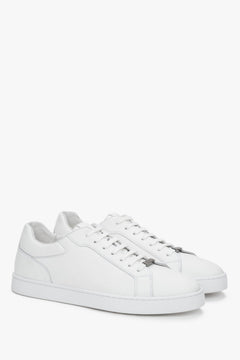  Schräge Ansicht der klassischen weißen Herren-Sneaker aus weichem Echtleder.