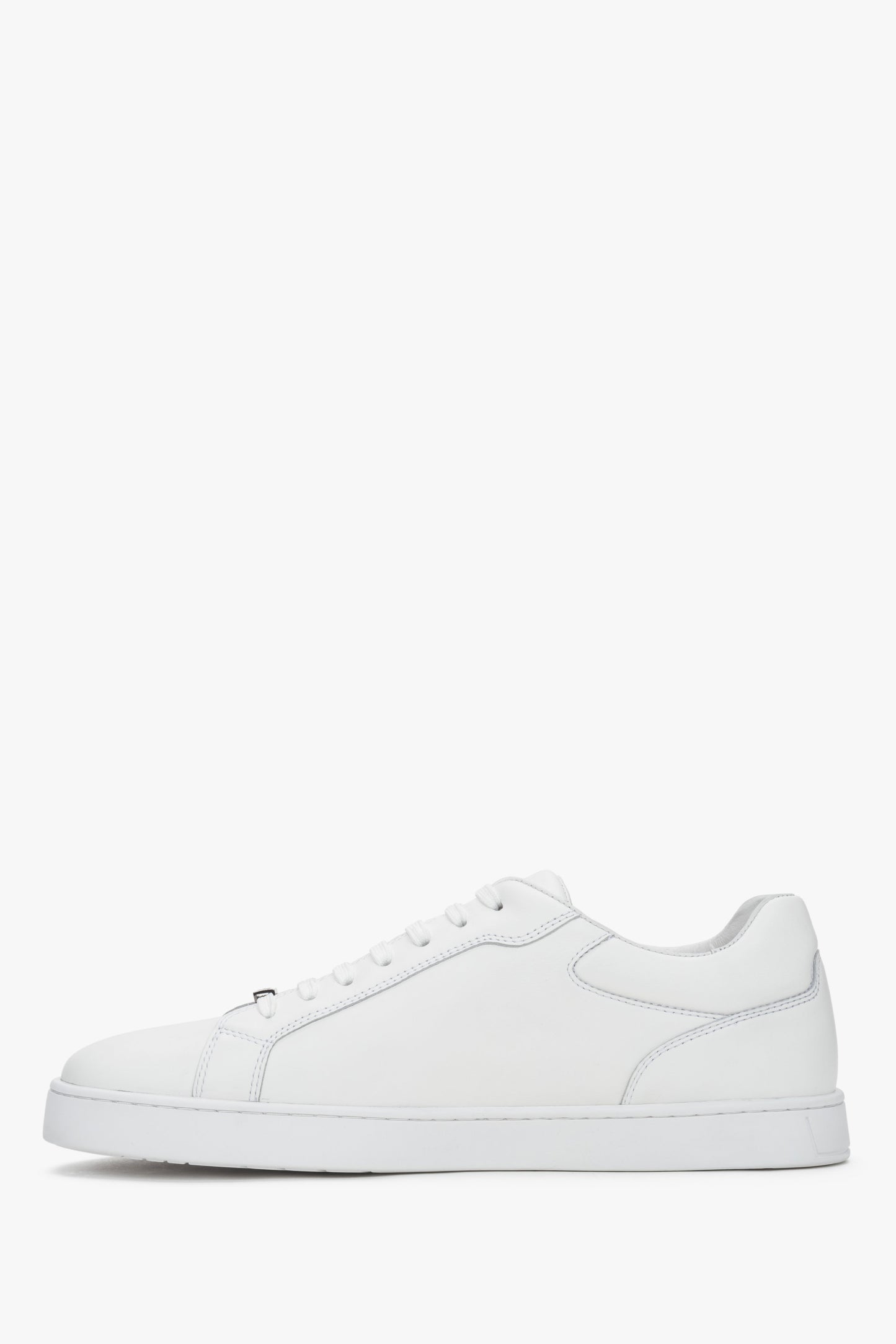 Flache Seitenansicht der anderen Seite des weißen Echtleder-Sneakers.
