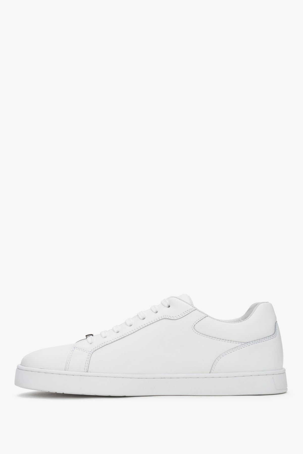 Flache Seitenansicht der anderen Seite des weißen Echtleder-Sneakers.