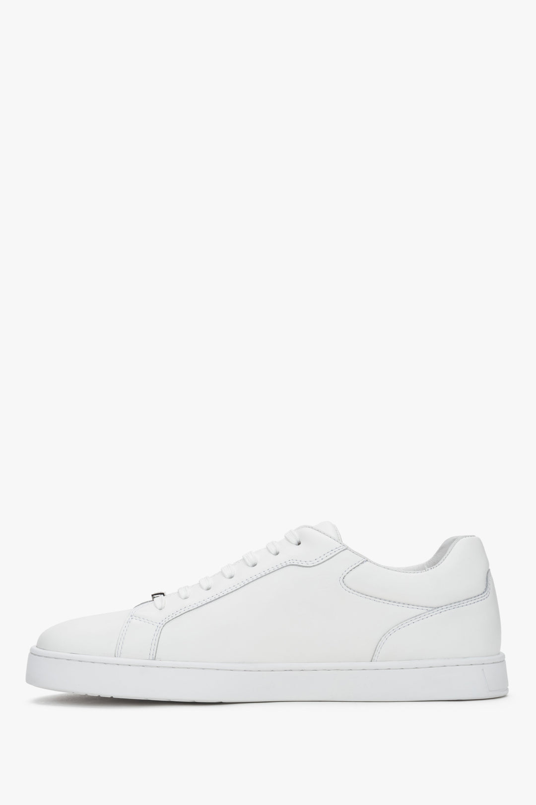 Flache Seitenansicht der anderen Seite des weißen Echtleder-Sneakers.
