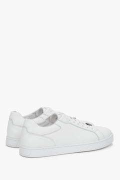 Andere schräge Ansicht des sportlich-eleganten weißen Herren-Sneakers von Estro.
