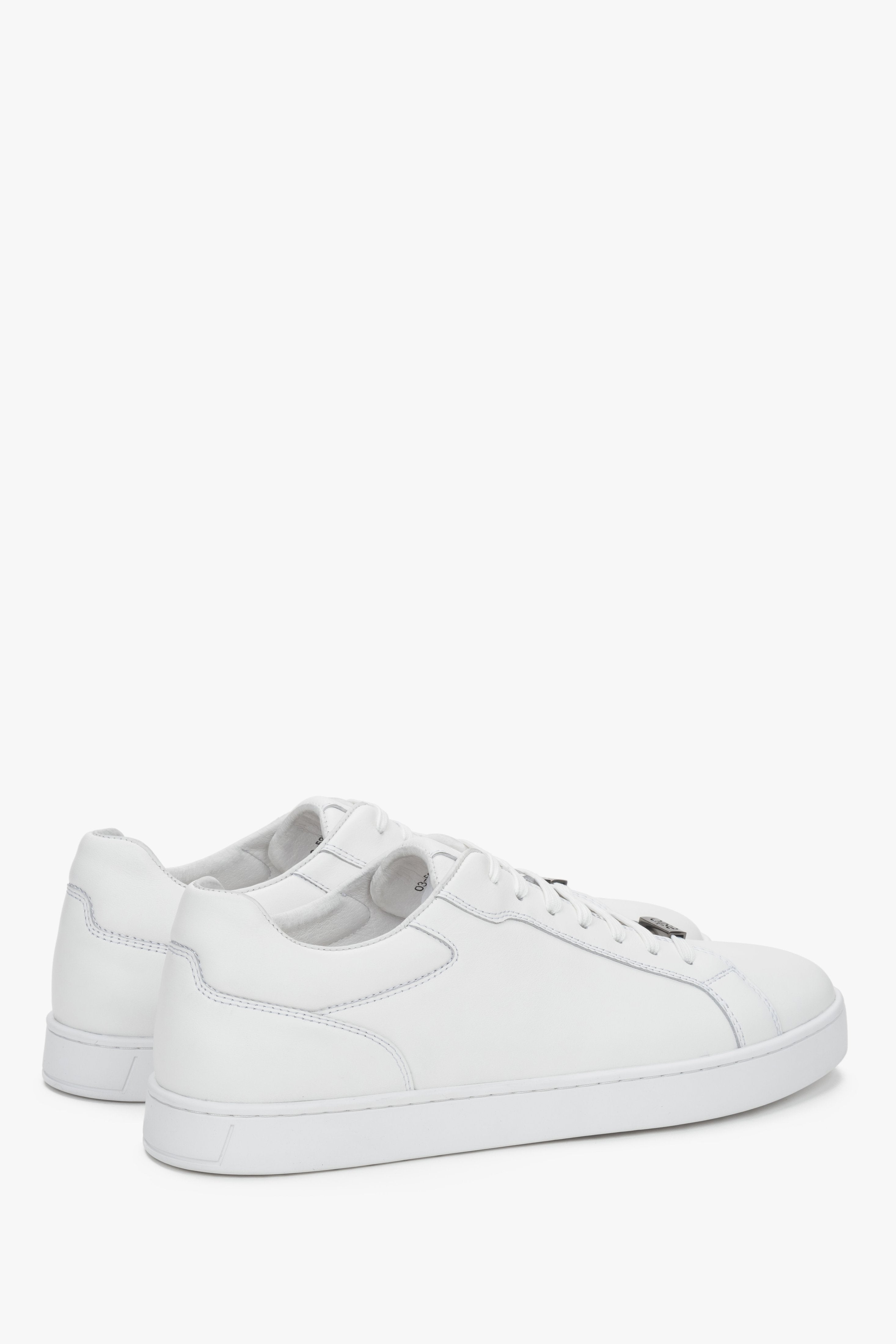 Andere schräge Ansicht des sportlich-eleganten weißen Herren-Sneakers von Estro.