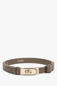 Damen-Gürtel aus Leder in Taupe mit goldenem Verschluss gerollt