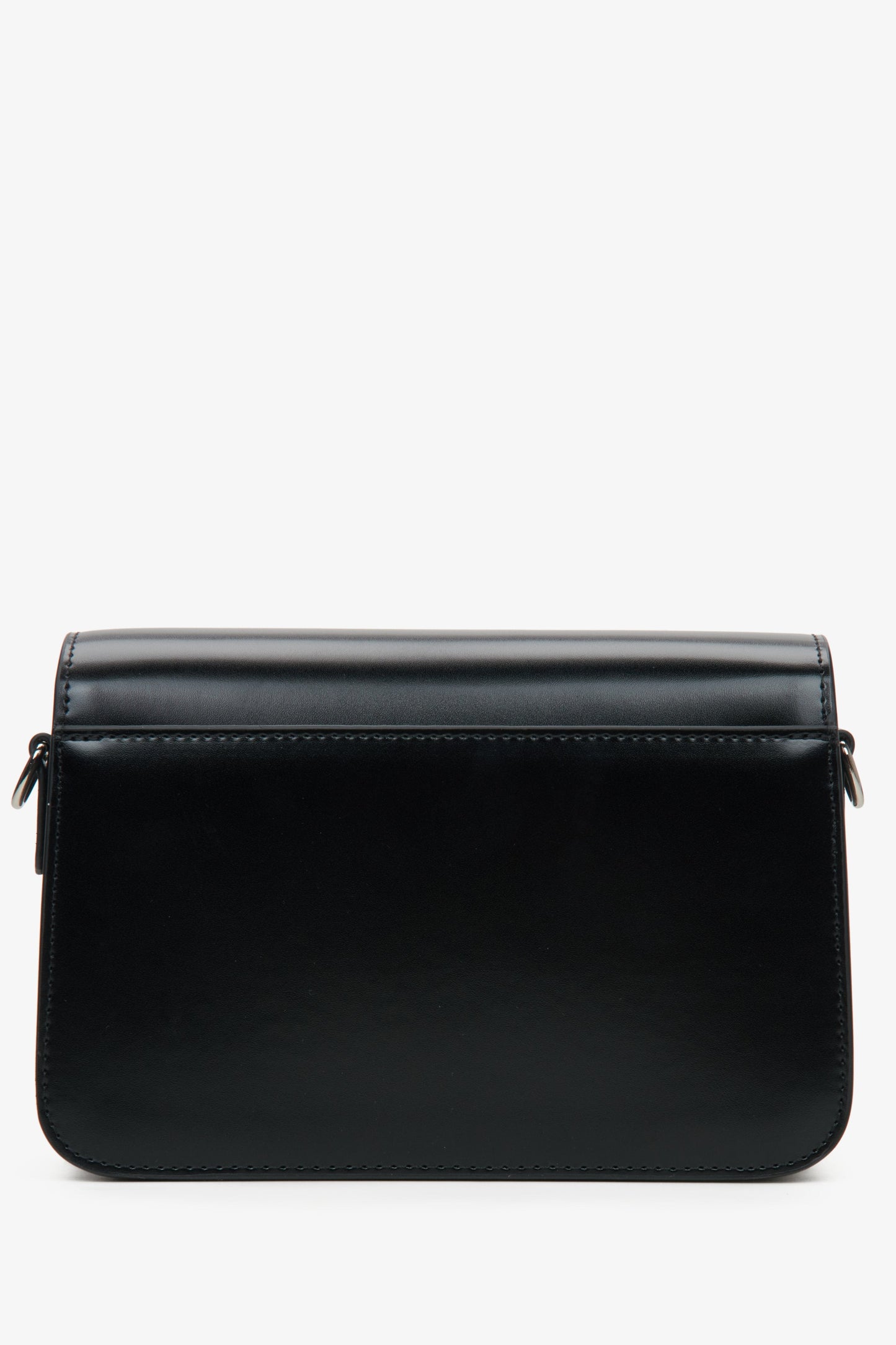 Kleine schwarze Damen-Lederhandtasche von Estro – Nahaufnahme der Rückseite des Modells.