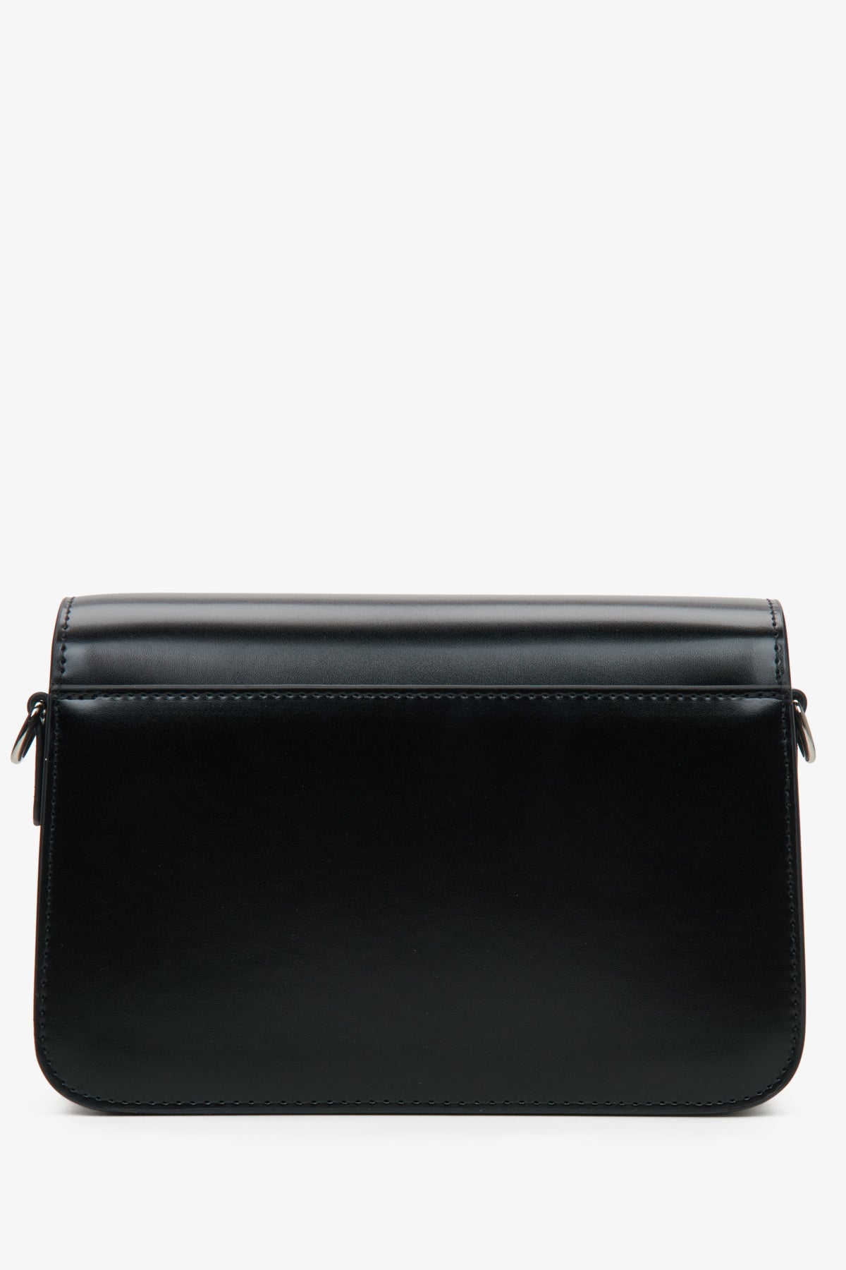 Kleine schwarze Damen-Lederhandtasche von Estro – Nahaufnahme der Rückseite des Modells.