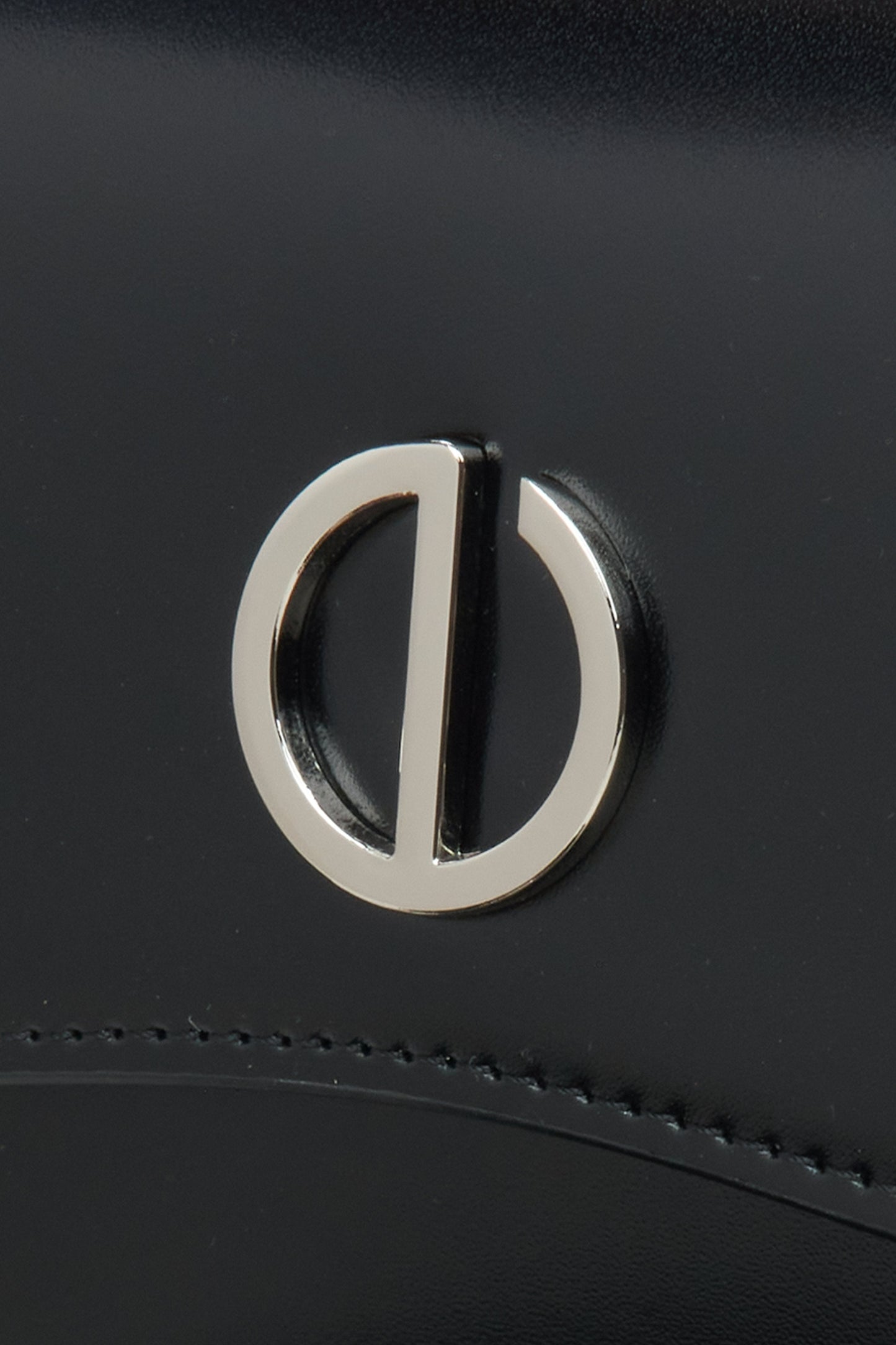 Schwarze Damenhandtasche von Estro – Nahaufnahme der Details.