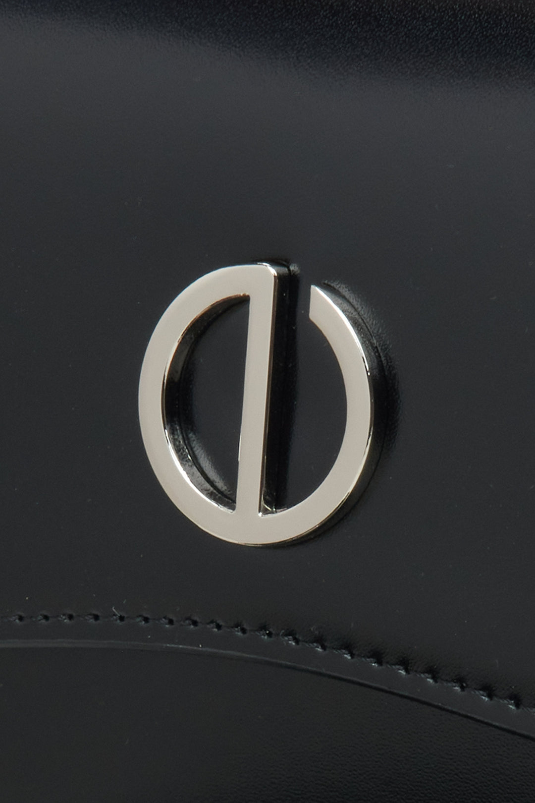 Schwarze Damenhandtasche von Estro – Nahaufnahme der Details.