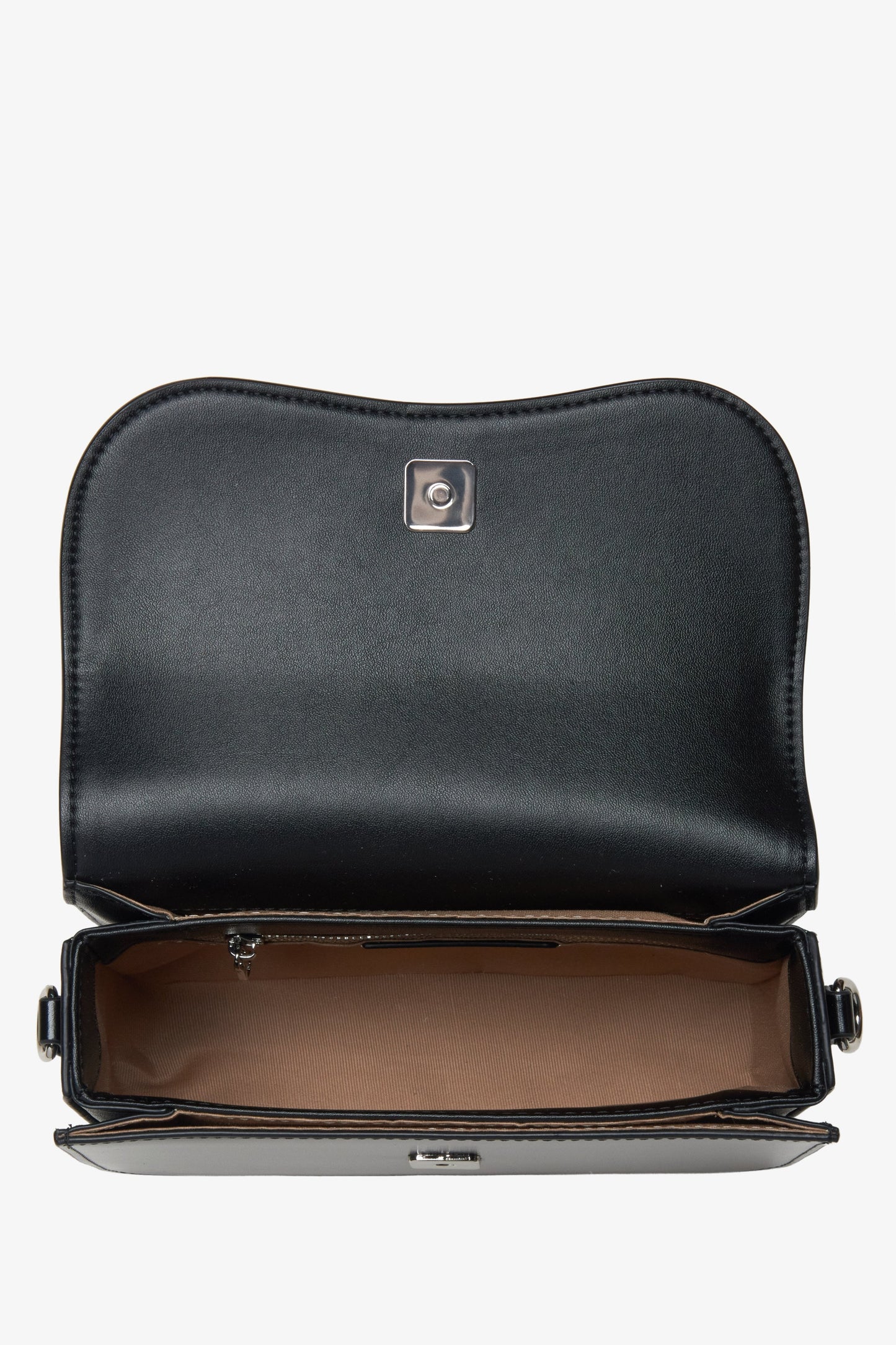 Schwarze Damenhandtasche von Estro – Innenansicht des Modells.