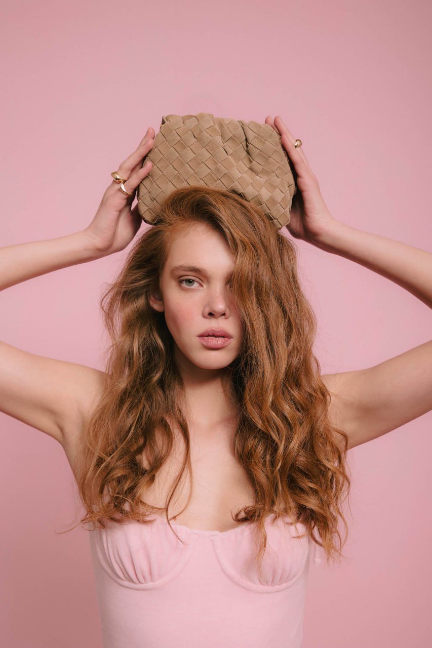 Kleine beige Damen-Beuteltasche aus Velours.