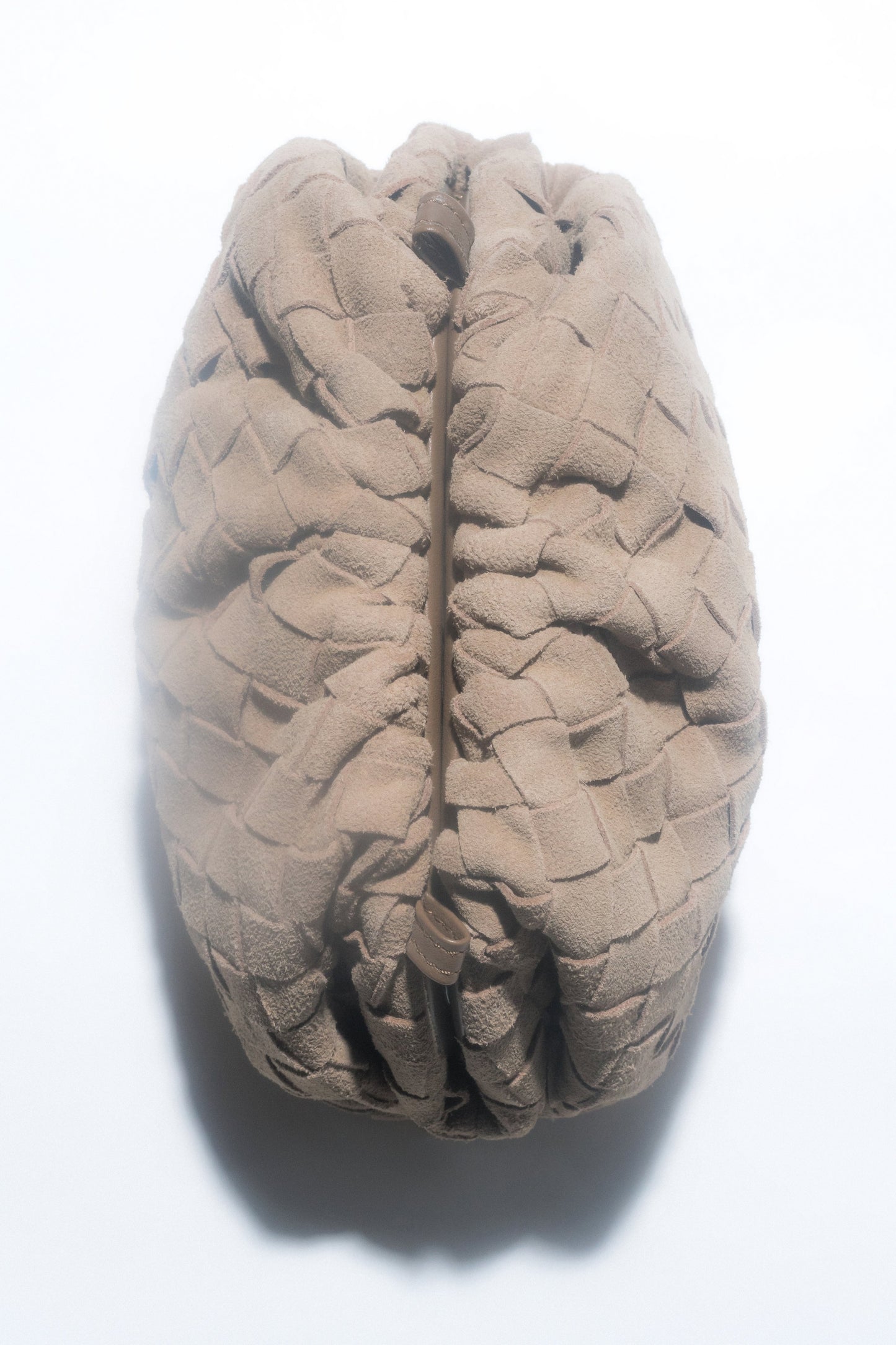 Kleine beige Damen-Beuteltasche von Estro aus weichem Velours.