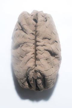 Kleine beige Damen-Beuteltasche von Estro aus weichem Velours.
