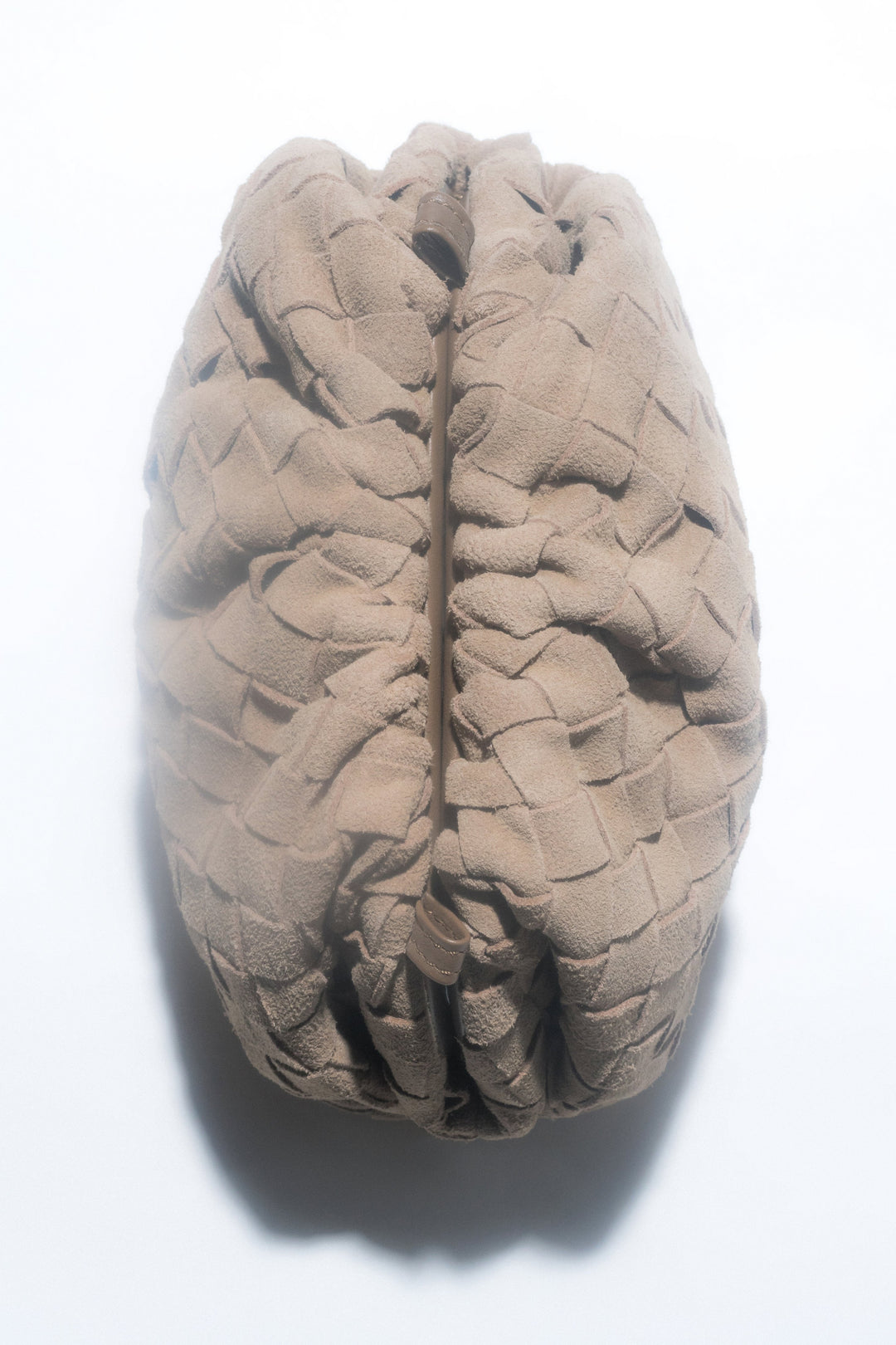 Kleine beige Damen-Beuteltasche von Estro aus weichem Velours.