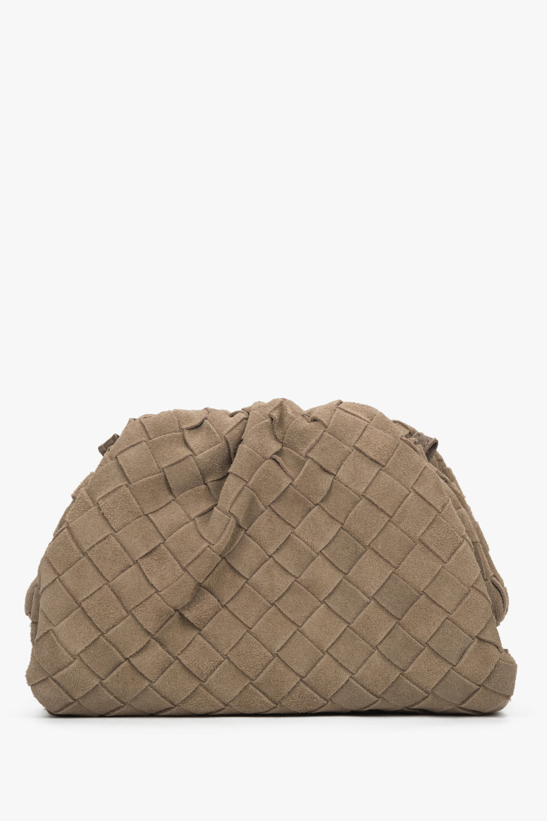 Nahaufnahme der weichen Velours-Textur bei der beigen Beuteltasche.