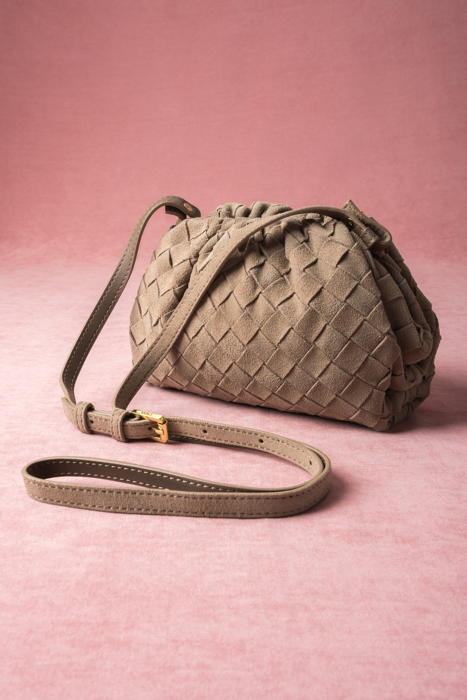 Seitenansicht der beigen Mini-Handtasche im Beutel-Stil von Estro.