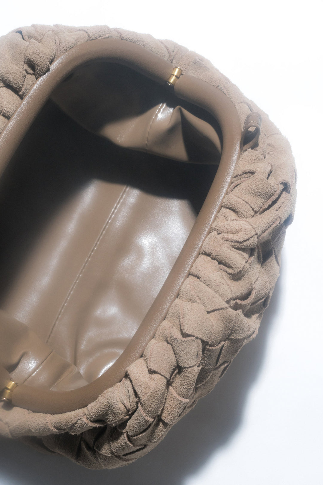 Stilvolle beige Beuteltasche aus echtem Wildleder für Damen.