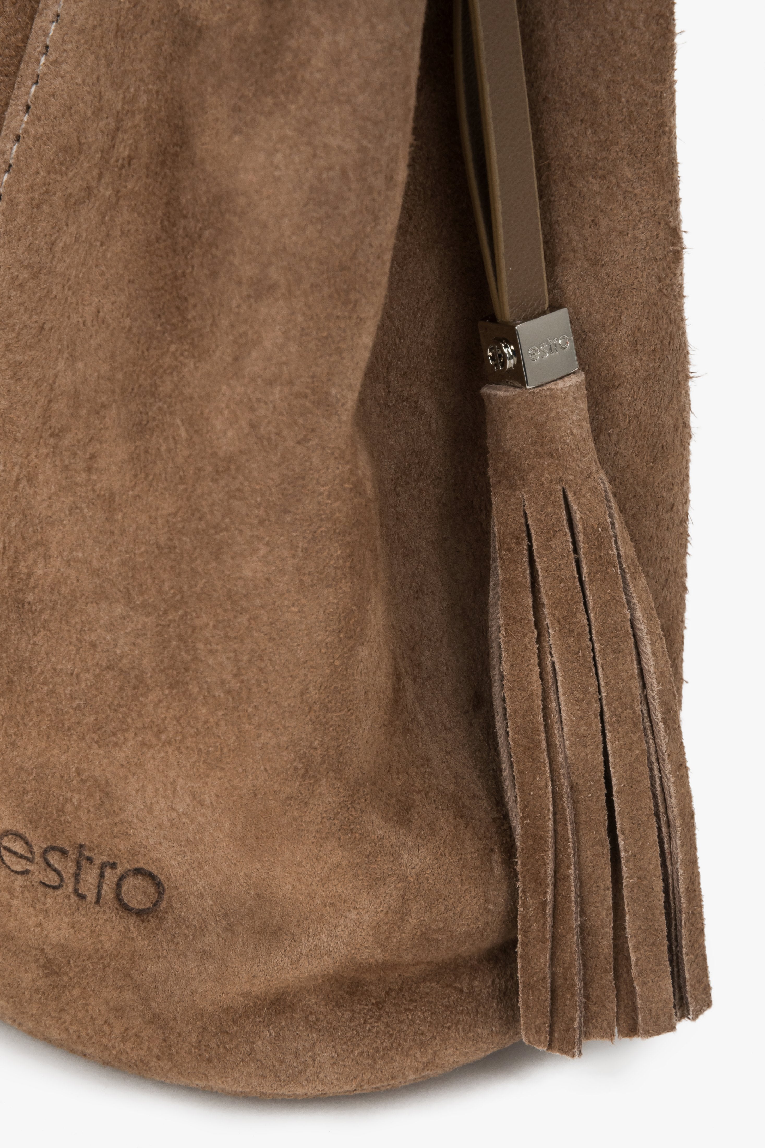 Detailansicht kleiner beiger Velours-Beuteltasche mit geprägtem Markenlogo