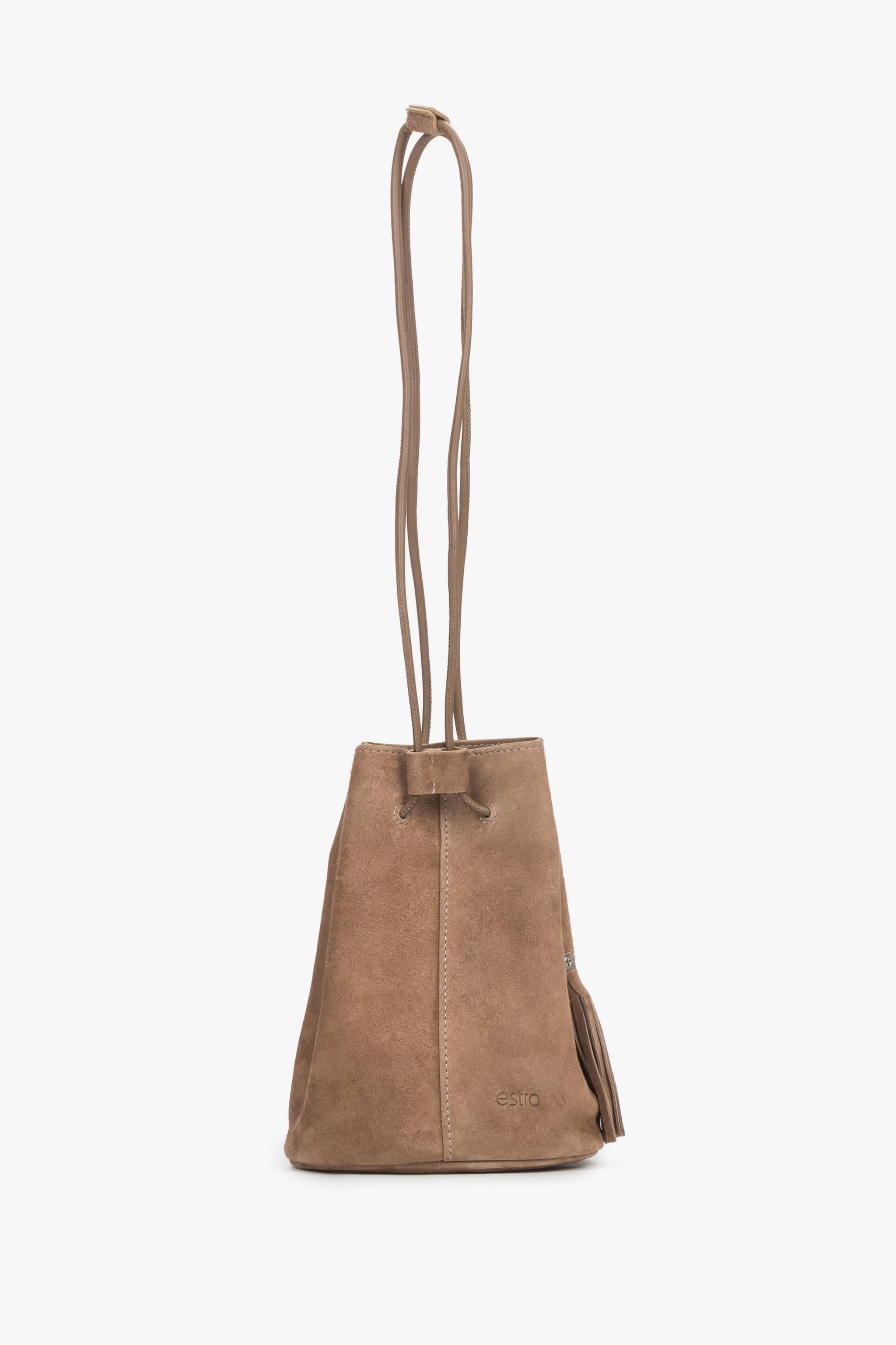 Kleine beige Damen-Beuteltasche aus Velours in Frontansicht mit langem Riemen