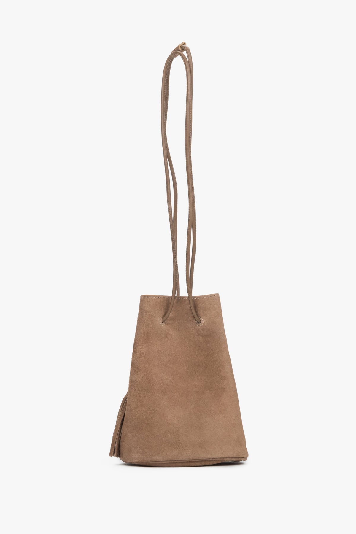 Kleine beige Damen-Beuteltasche aus echtem Velours in Rückansicht mit langem Riemen