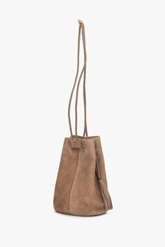 Kleine beige Damen-Beuteltasche aus Velours in seitlicher Ansicht