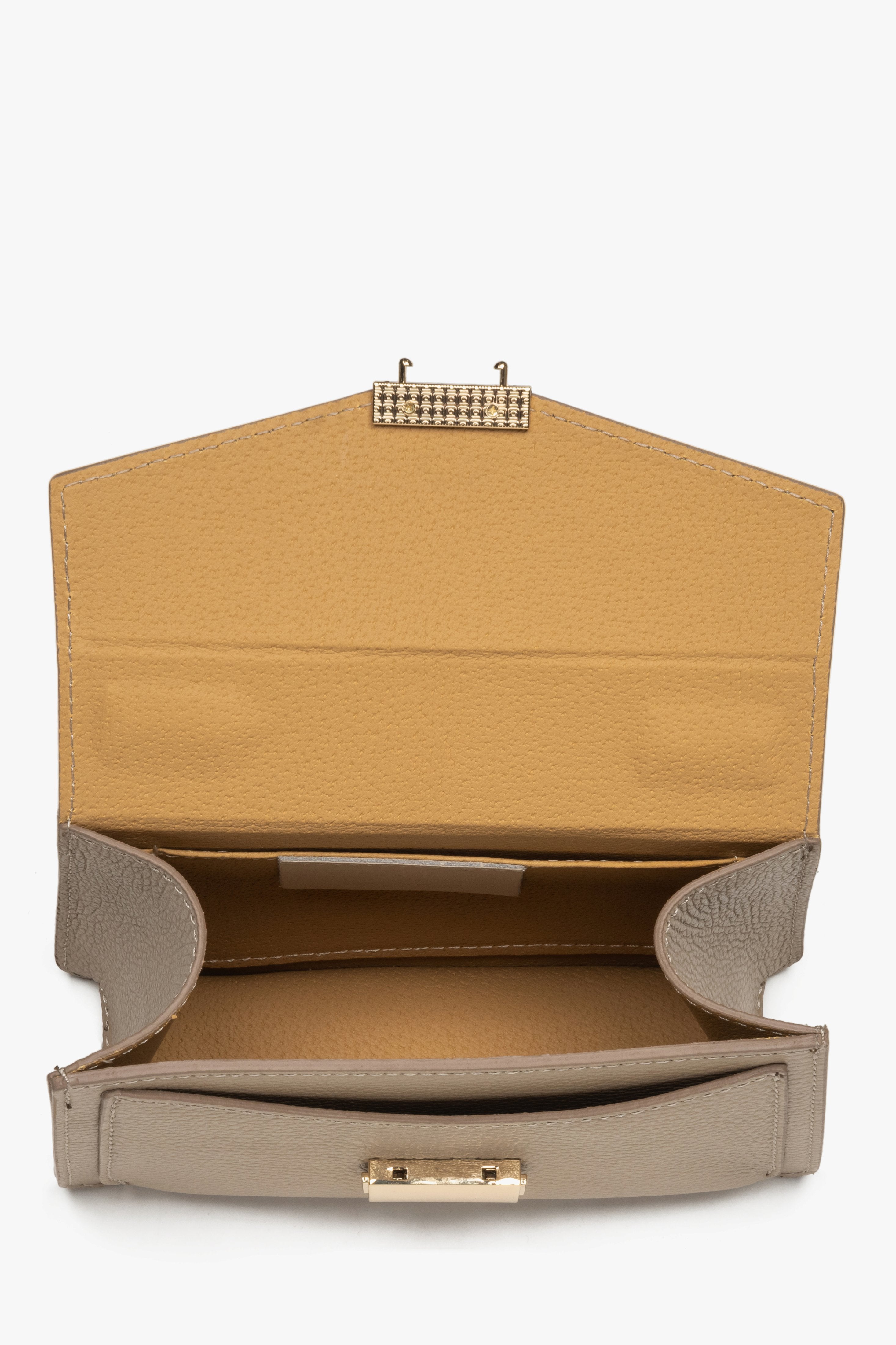 Geöffnete Tasche mit Blick auf das luxuriöse Echtleder-Innenfutter