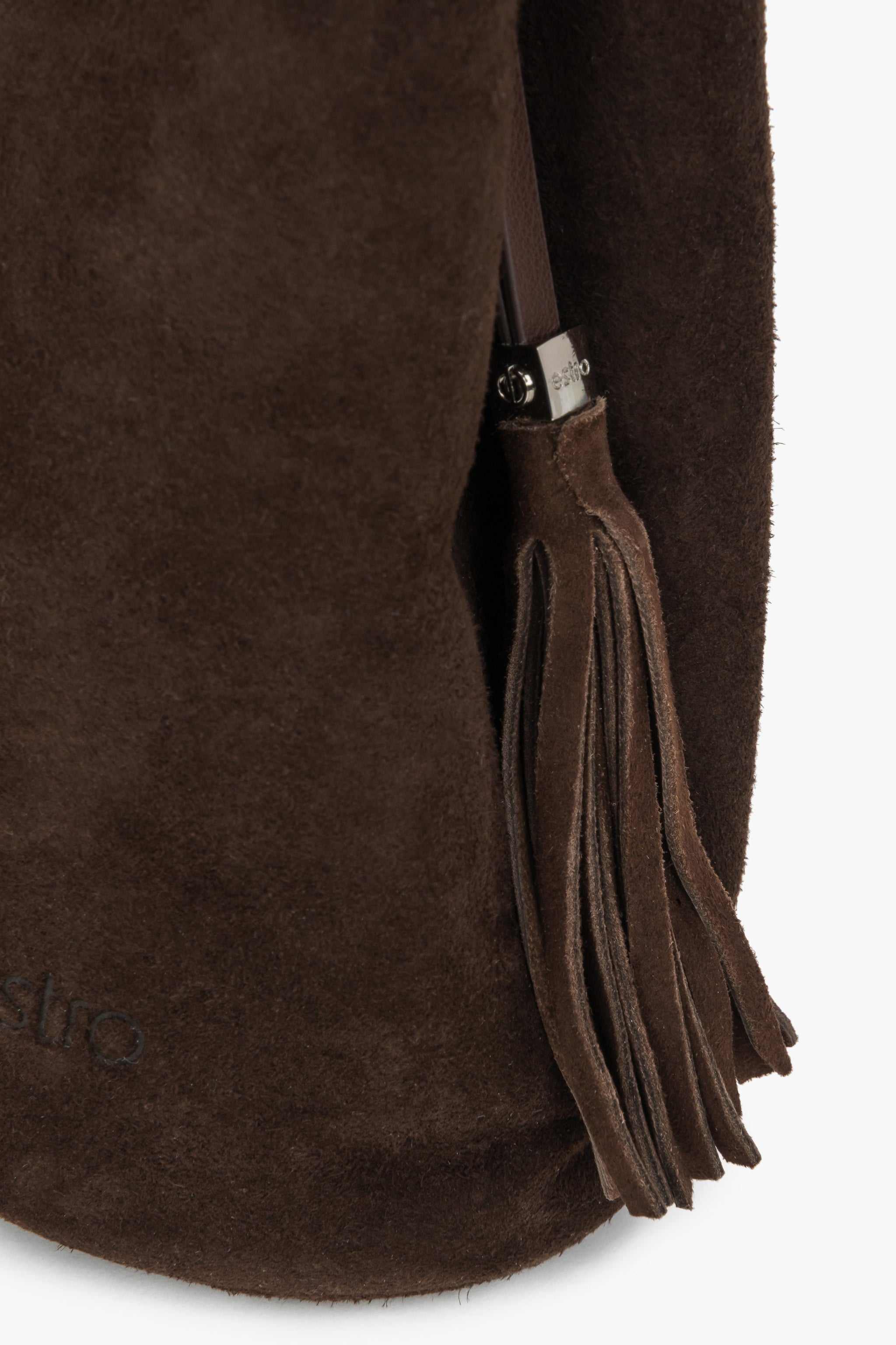 Detailansicht kleiner brauner Velours-Beuteltasche mit geprägtem Markenlogo