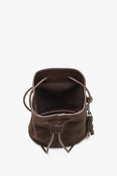 Innenansicht kleiner brauner Damen-Beuteltasche mit Kordelzug