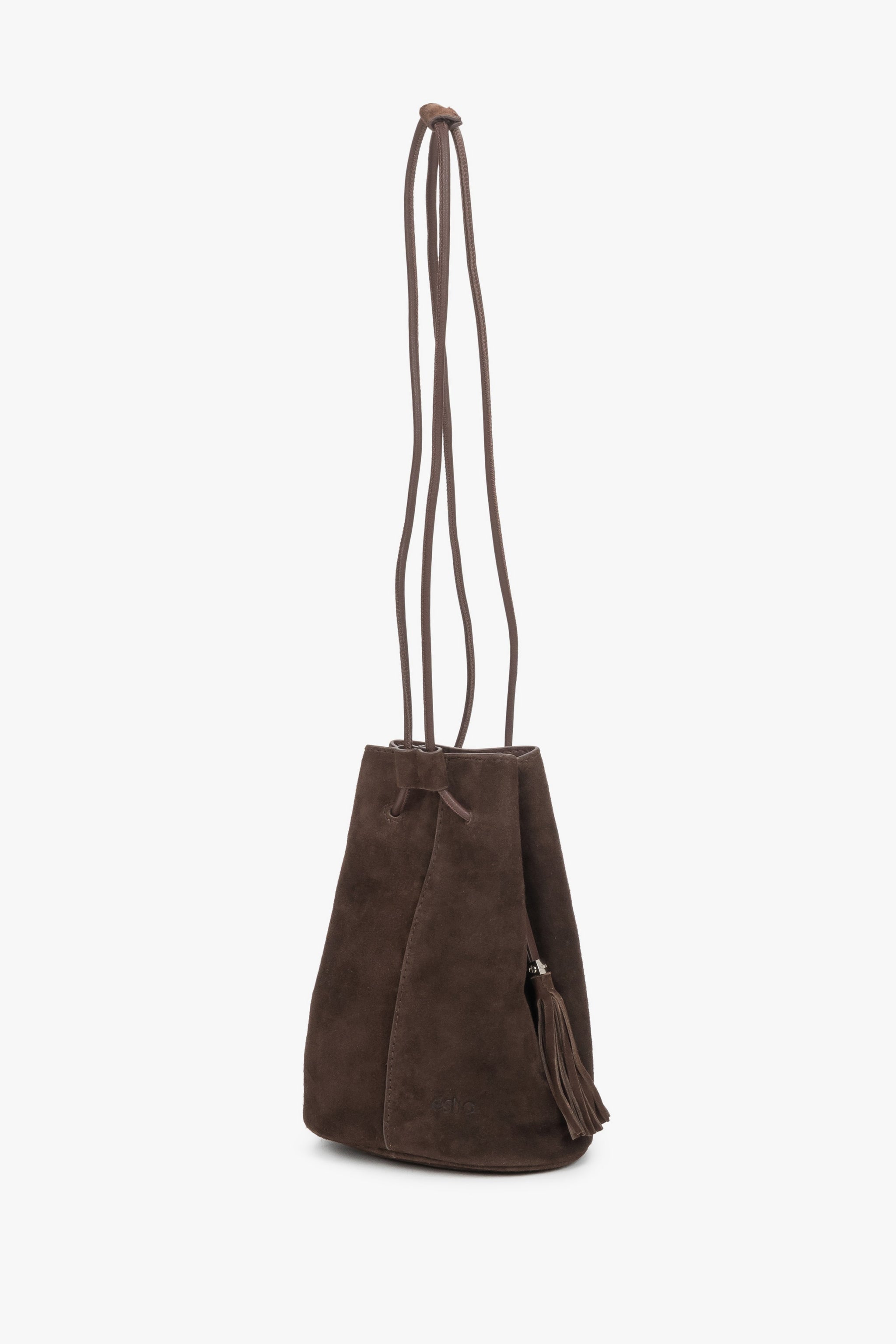 Kleine braune Damen-Beuteltasche aus echtem Velours in Rückansicht mit langem Riemen