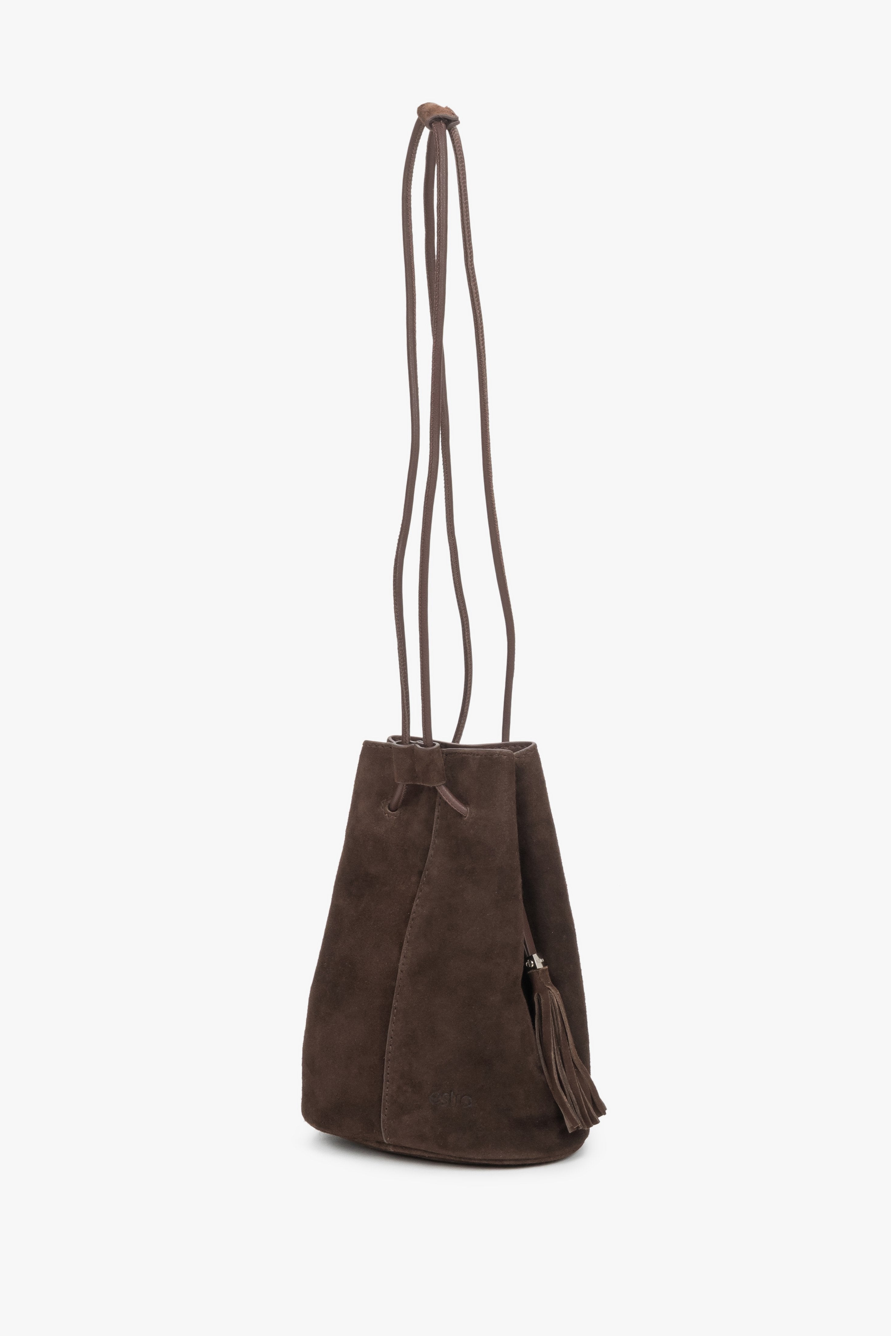 Kleine braune Damen-Beuteltasche aus echtem Velours in Rückansicht mit langem Riemen
