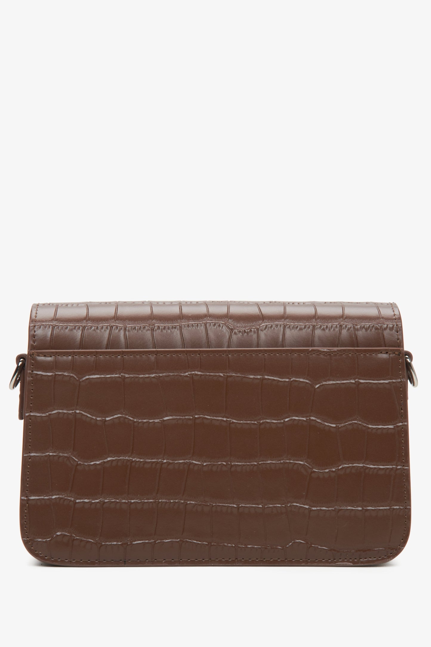Kleine braune Damen-Lederhandtasche mit Prägung von Estro – Nahaufnahme der Rückseite des Modells.
