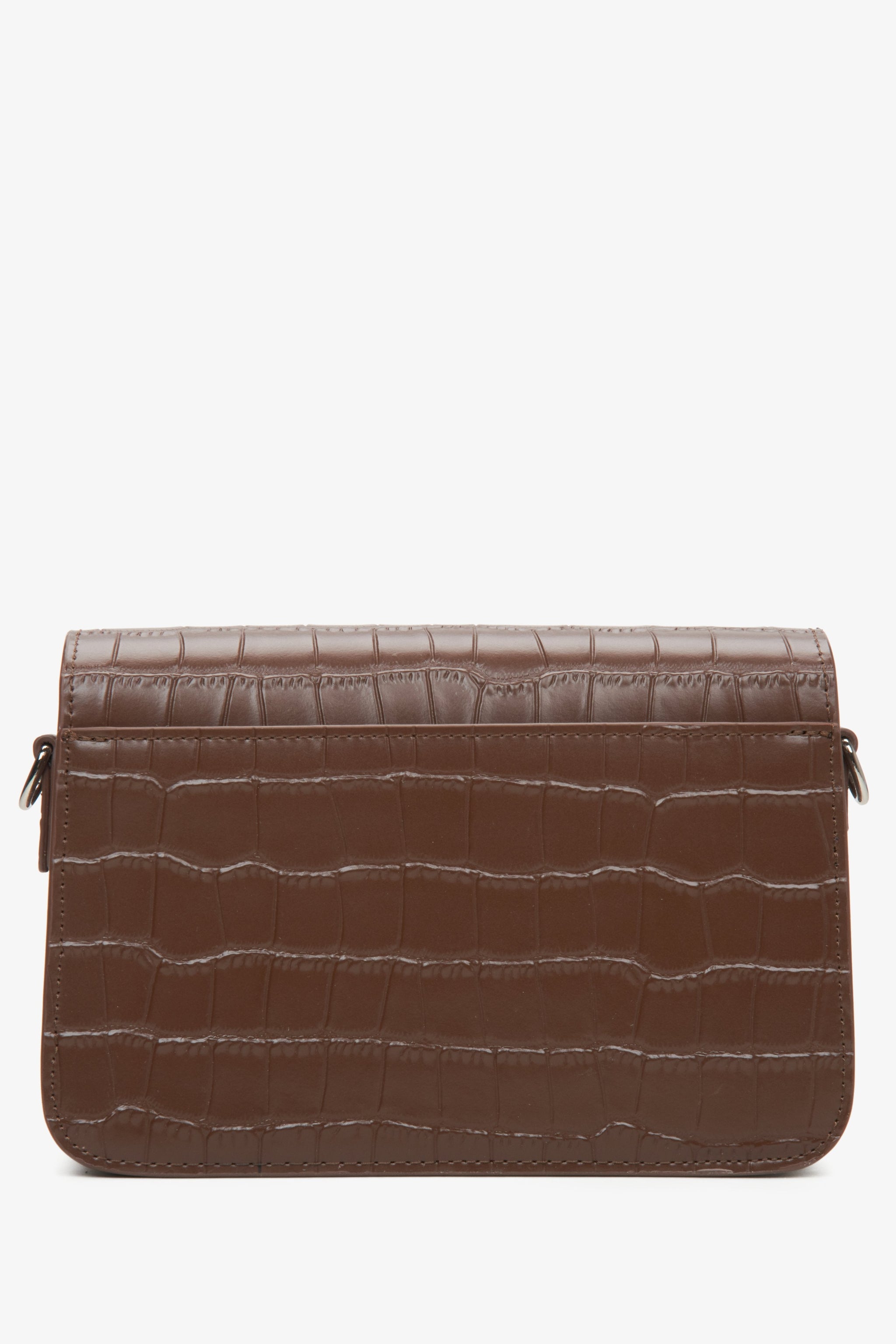 Kleine braune Damen-Lederhandtasche mit Prägung von Estro – Nahaufnahme der Rückseite des Modells.
