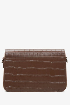Kleine braune Damen-Lederhandtasche mit Prägung von Estro – Nahaufnahme der Rückseite des Modells.