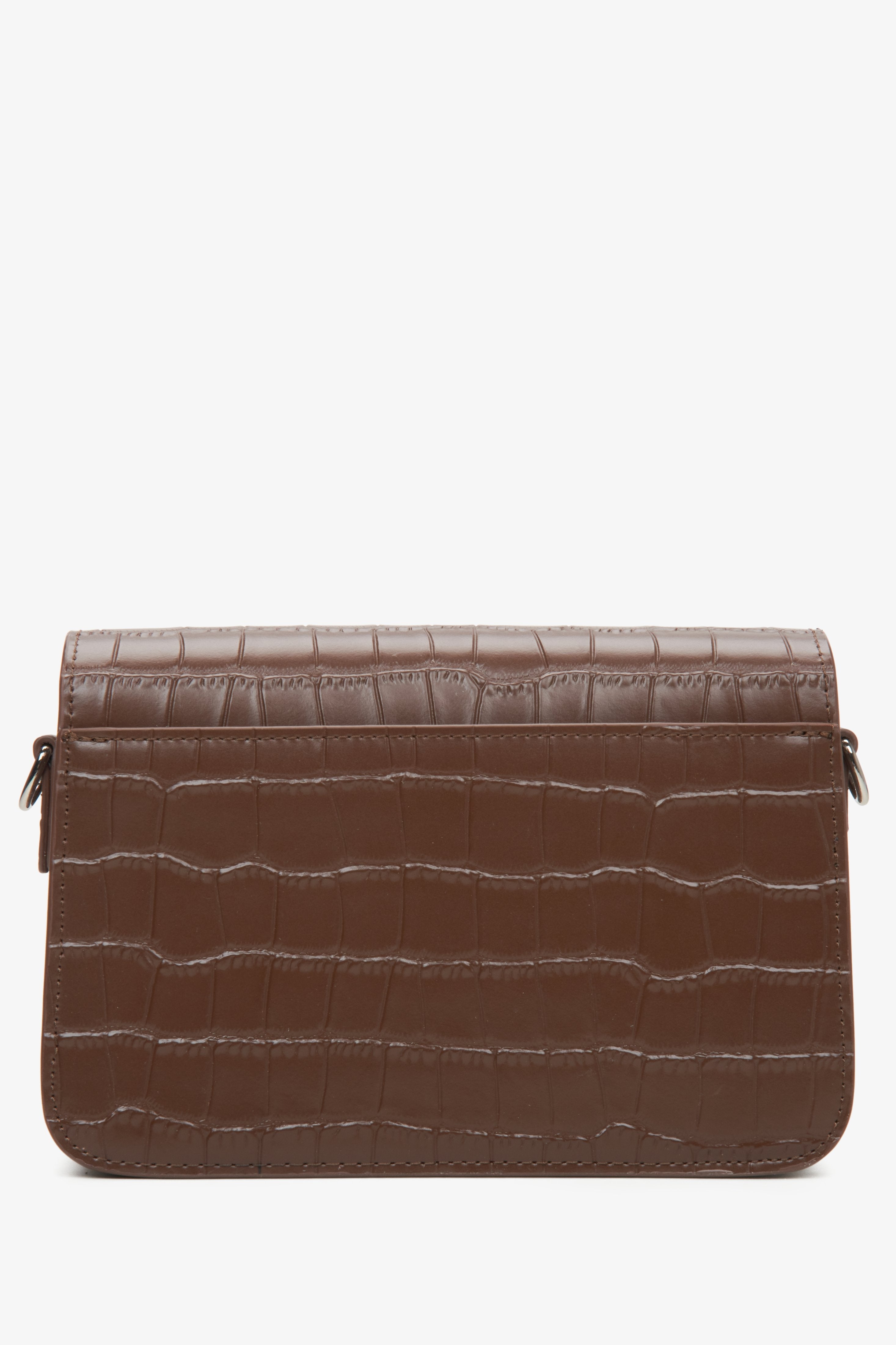 Kleine braune Damen-Lederhandtasche mit Prägung von Estro – Nahaufnahme der Rückseite des Modells.