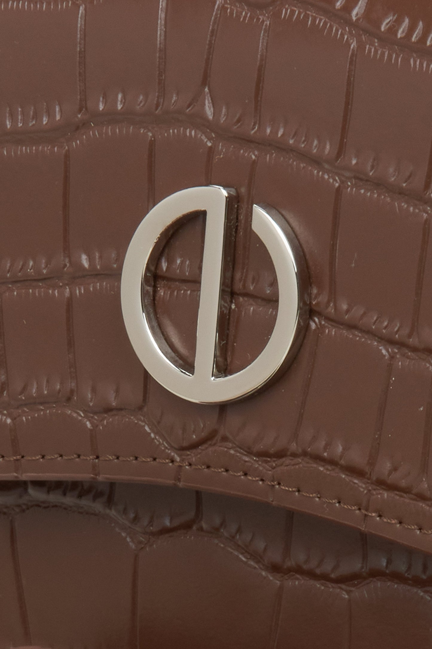 Braune Damenhandtasche von Estro – Nahaufnahme der Details.