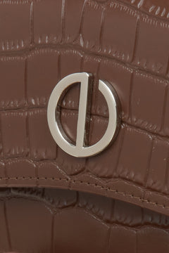 Braune Damenhandtasche von Estro – Nahaufnahme der Details.
