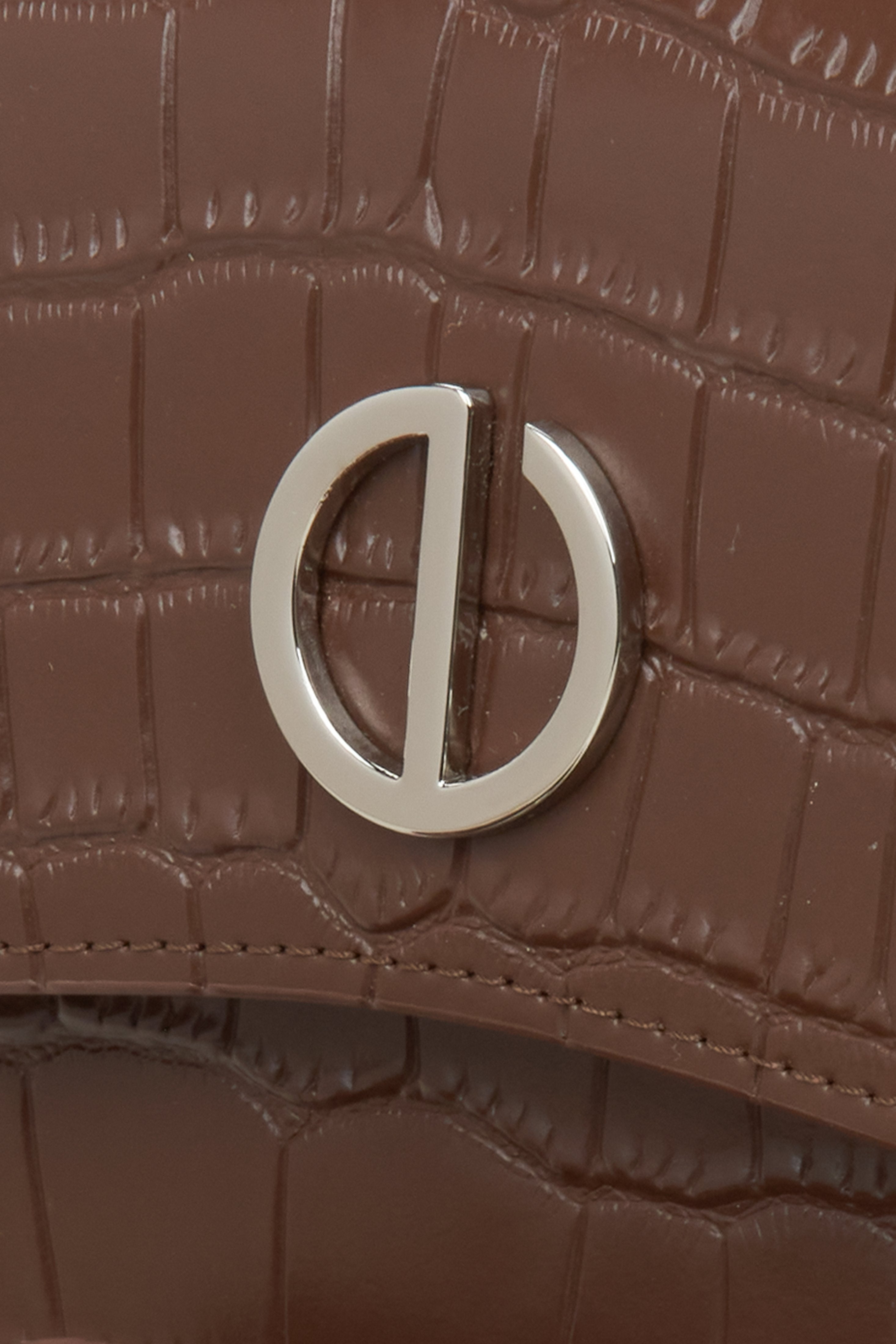 Braune Damenhandtasche von Estro – Nahaufnahme der Details.