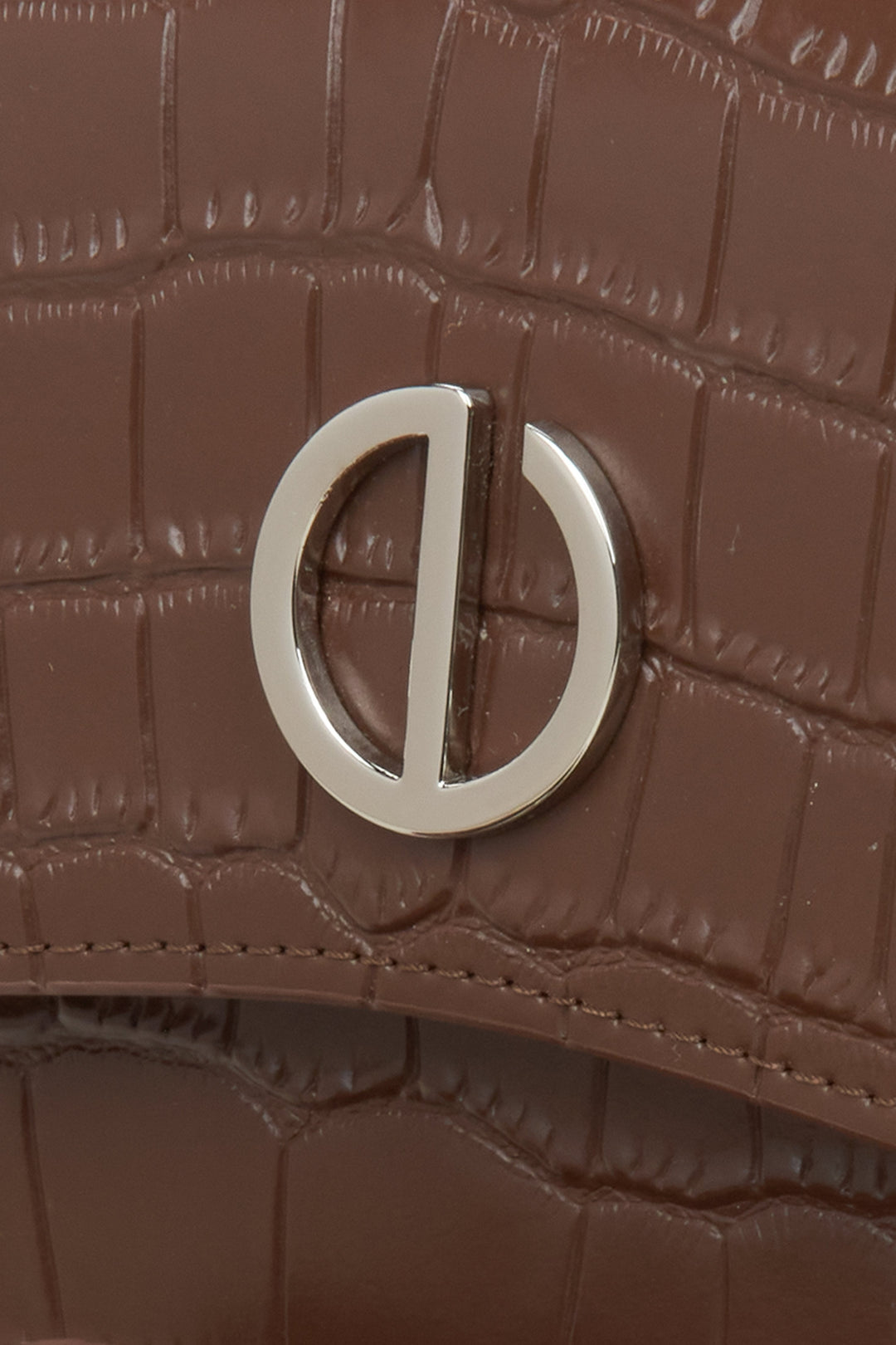 Braune Damenhandtasche von Estro – Nahaufnahme der Details.