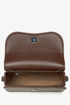 Braune Damenhandtasche von Estro – Innenansicht des Modells.